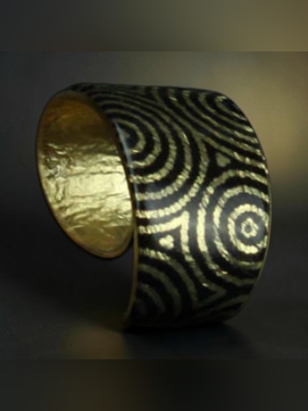 SARAH GOLD AND BLACK ADJUSTABLE
WIDE BRACELET